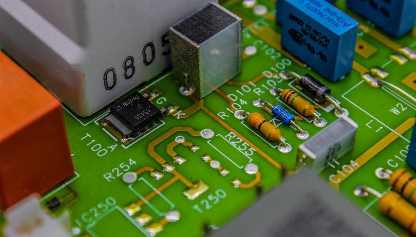 Macro di una scheda popolata, con resistori, diodi e condensatori