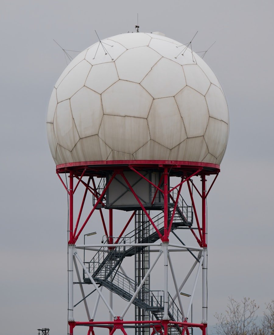 Radome su torre in acciaio rosso e bianco