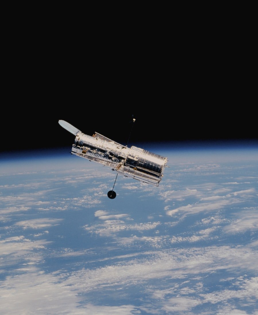 Telescopio spaziale in orbita sopra la Terra